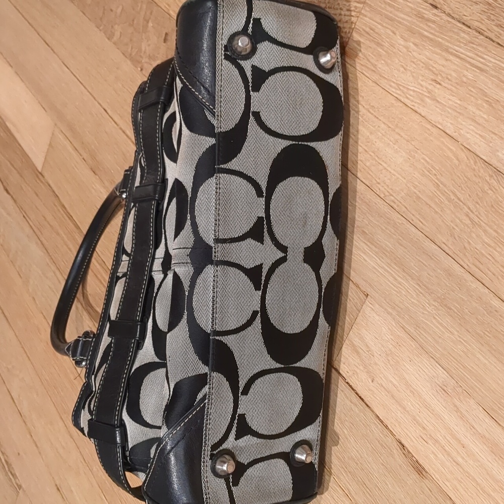 Authentic Coach Hamptons Signature Pocketbook - Picture 3 of 12